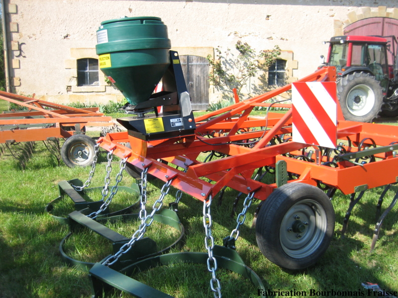 Herse à prairie avec semoir