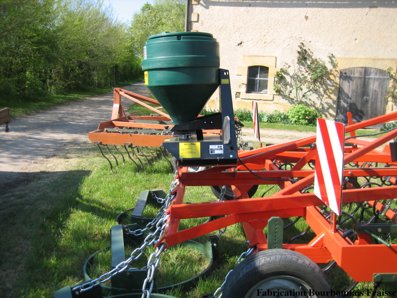 Herse à prairie avec semoir