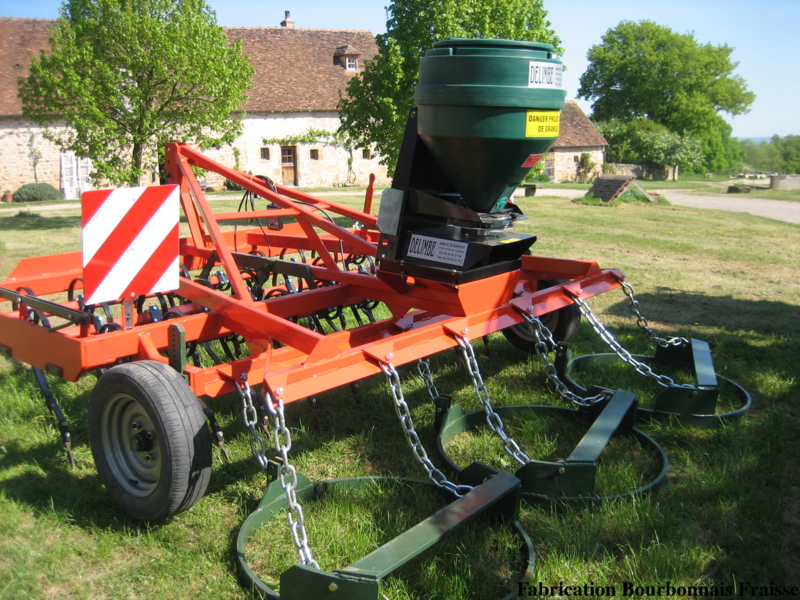 Herse à prairie avec semoir