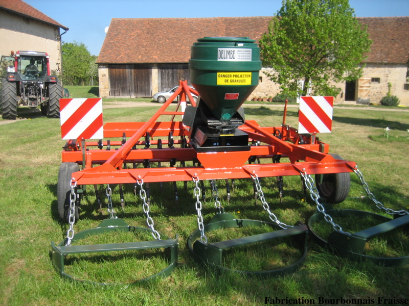 Herse à prairie avec semoir